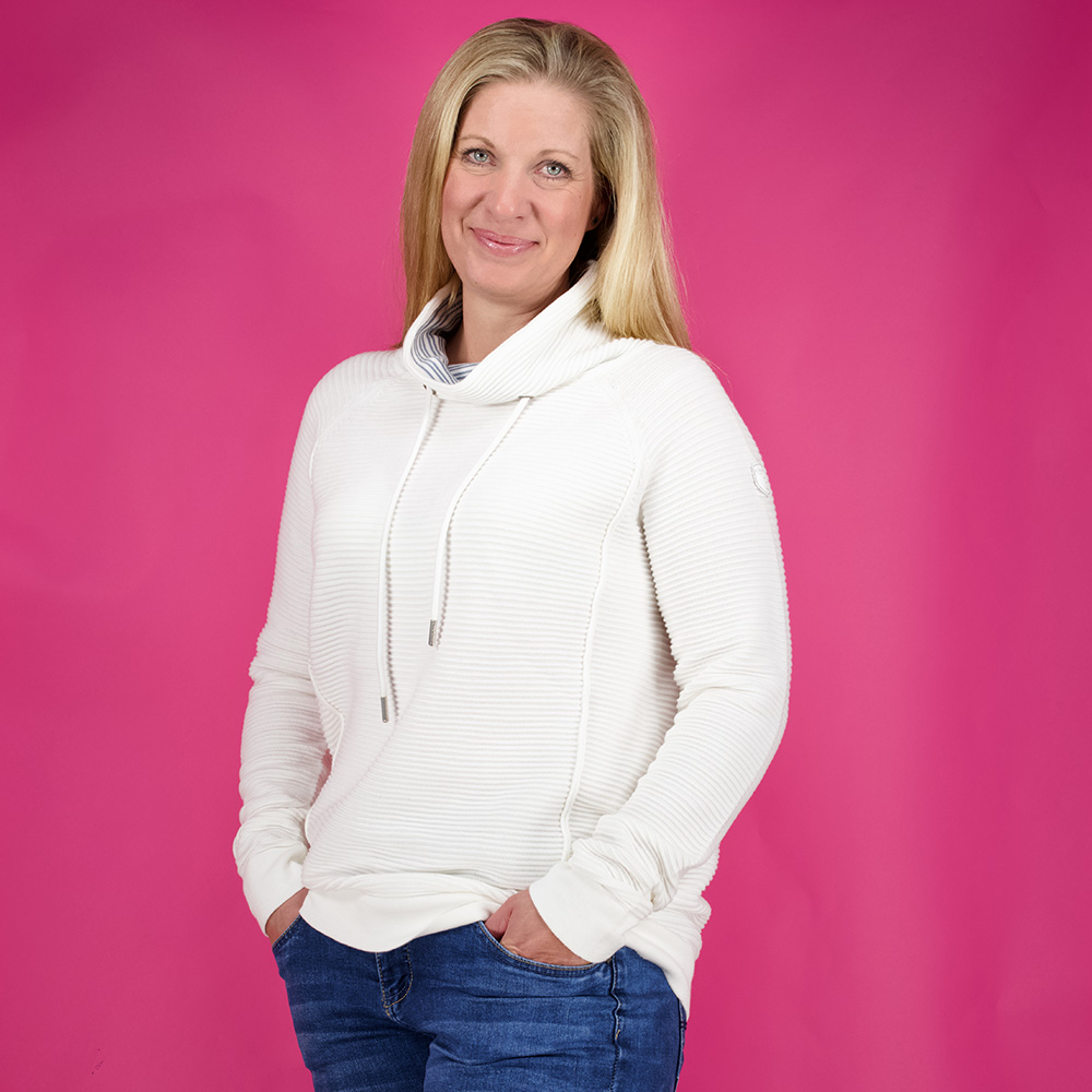 Weibliches Model mit CAMPS BAY Strickpullover in Offwhite