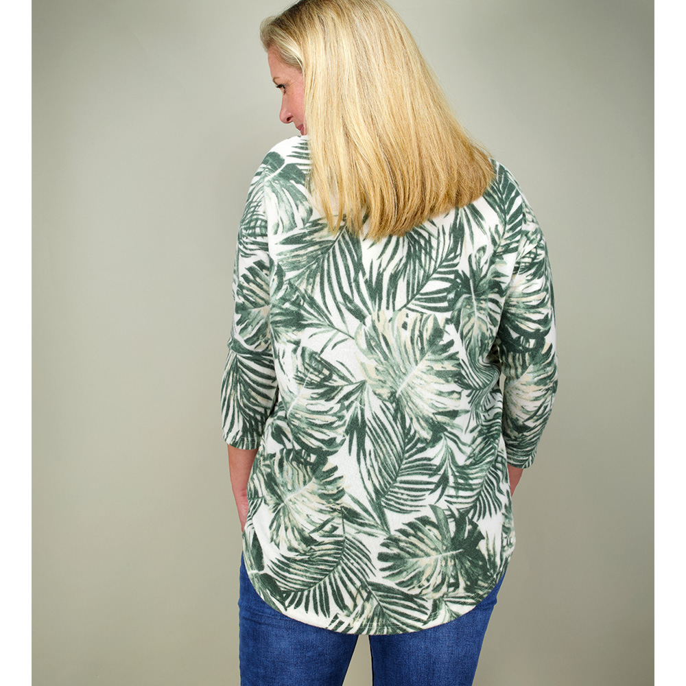 Weibliches Model mit CAMPS BAY Shirt in 6836 Offwhite Palm