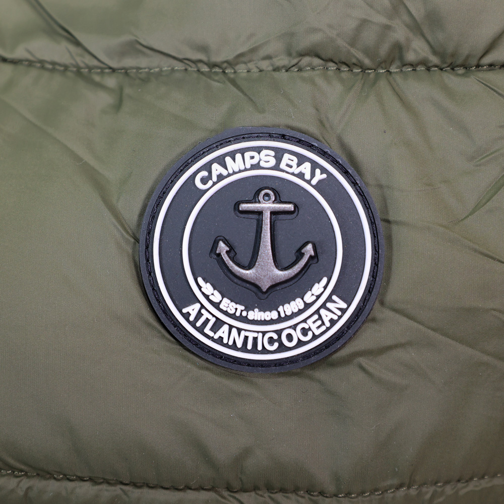 Weibliches Model mit CAMPS BAY Steppjacke in Olive Night