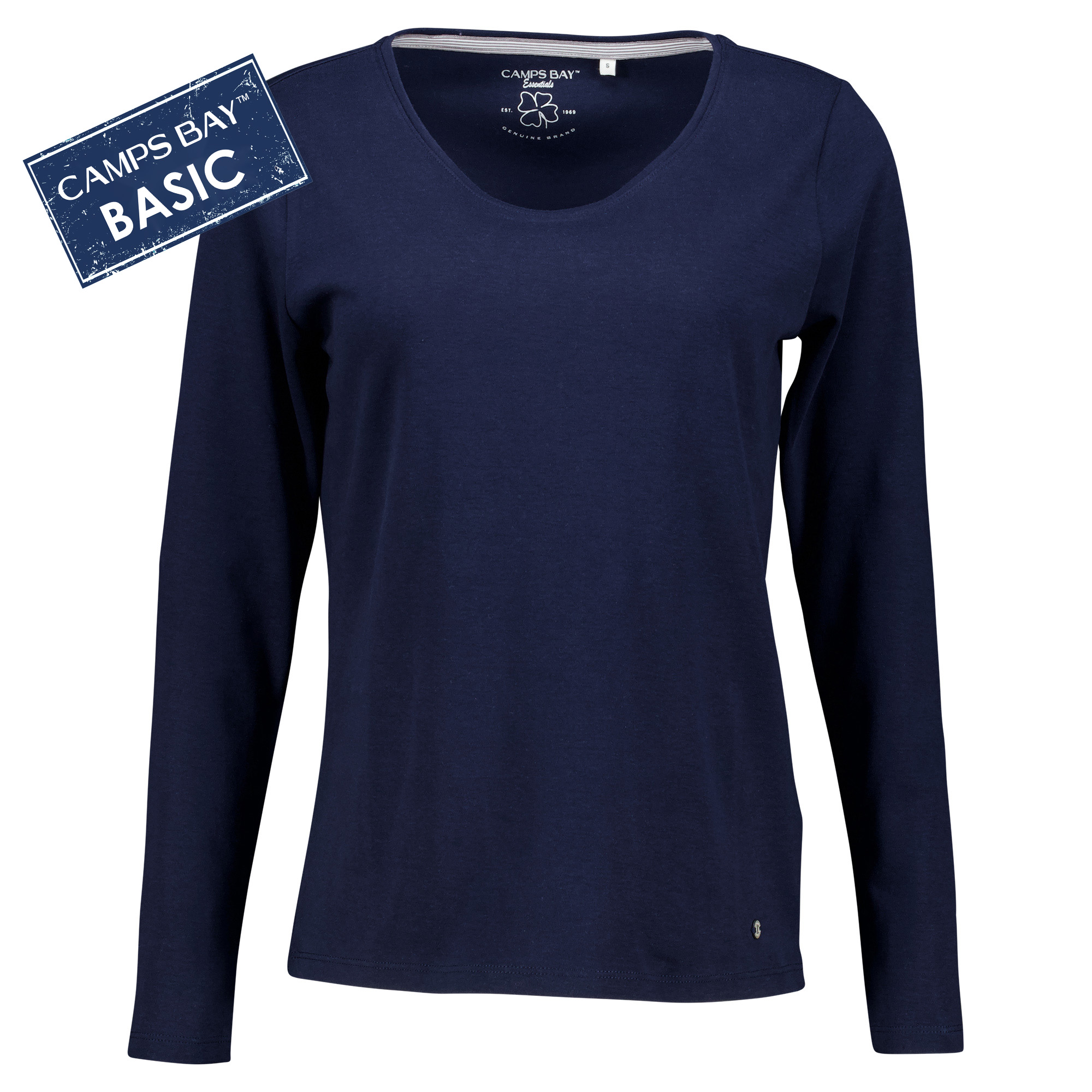 Weibliches Model mit CAMPS BAY Langarmshirt in Night Sky