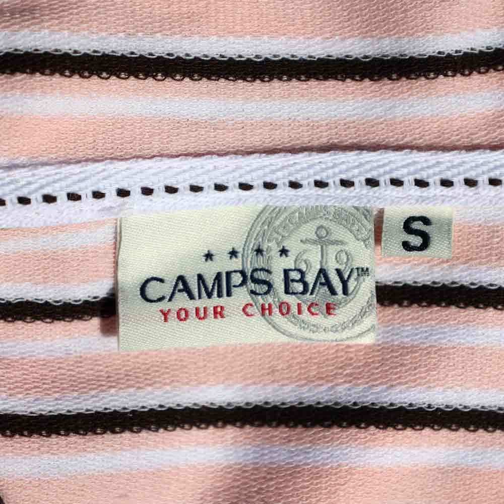 Weibliches Model mit CAMPS BAY Hoodie in Rosa gestreift