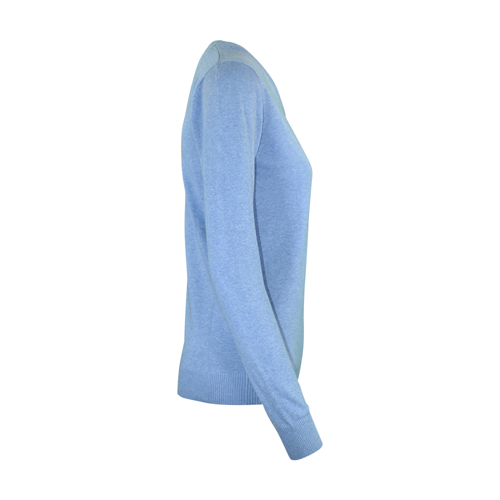 Weibliches Model mit CAMPS BAY Pullover in Light Blue