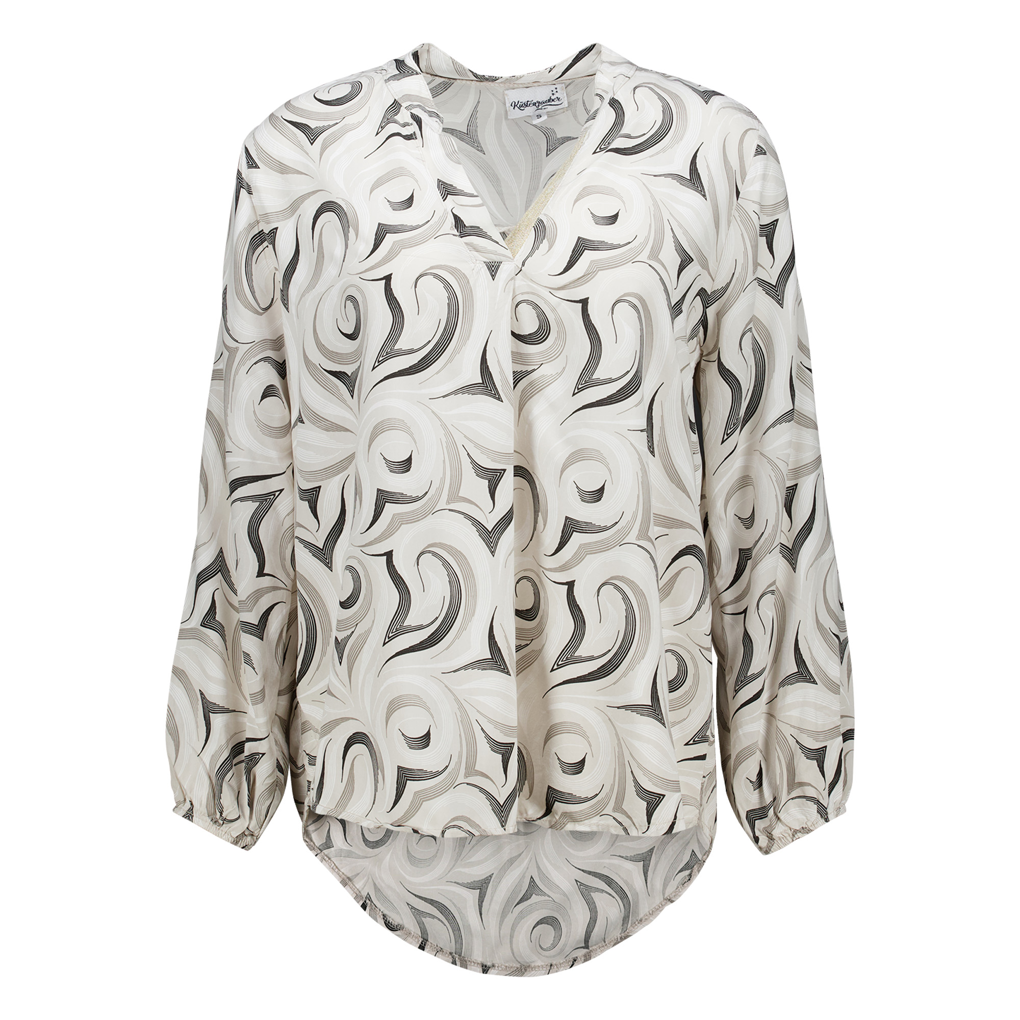 Weibliches Model mit Küstenzauber Bluse in Beige