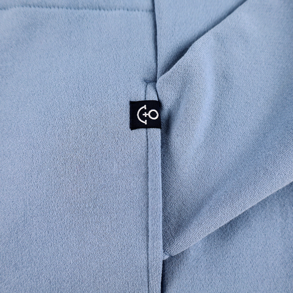 Weibliches Model mit ANKERBRAUT Sweatjacke in Forever Blue