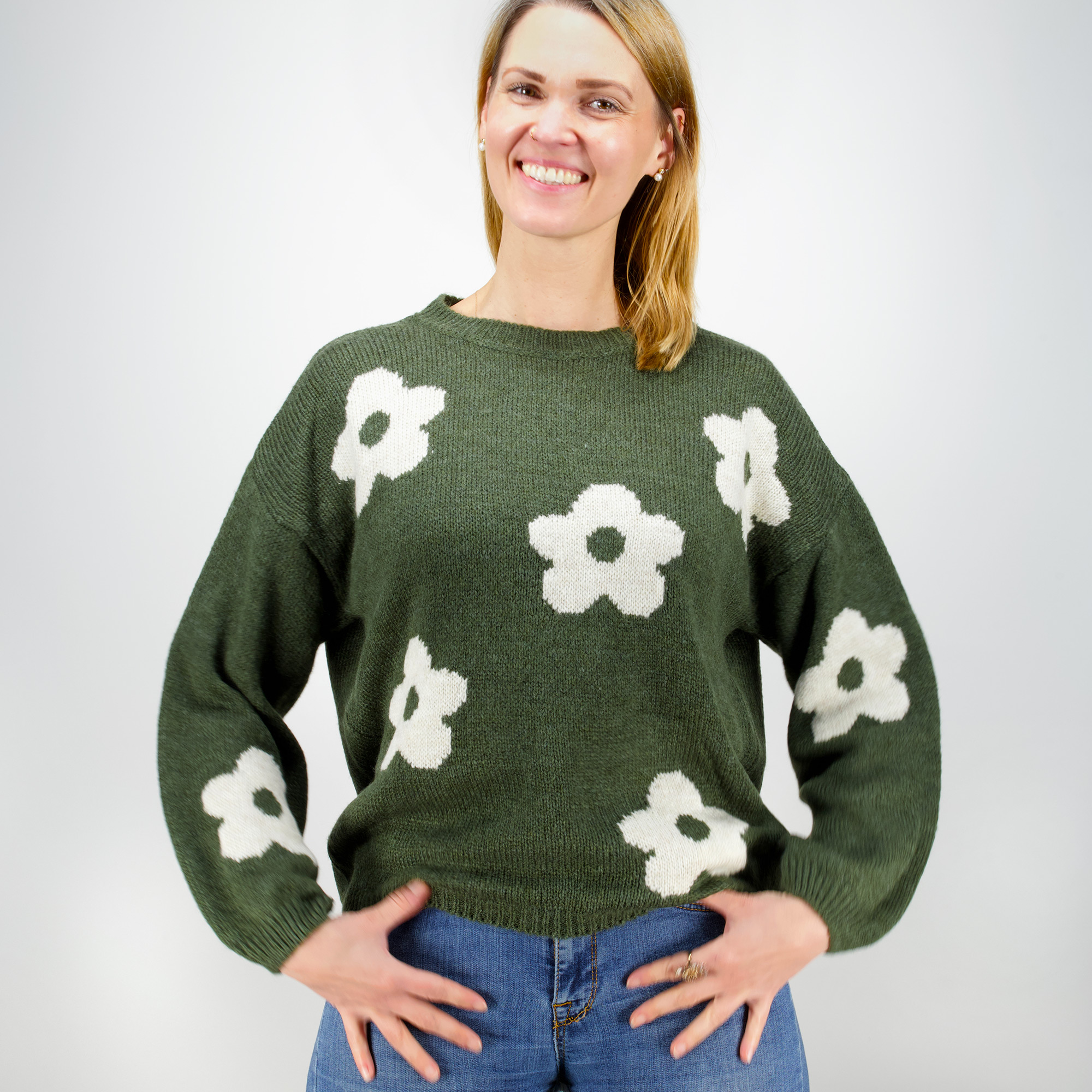 Weibliches Model mit Küstenzauber Strickpullover 
