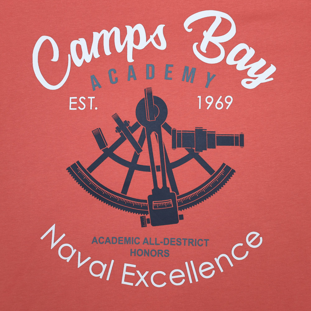 Männliches Model mit CAMPS BAY T-Shirt in Faded Rose
