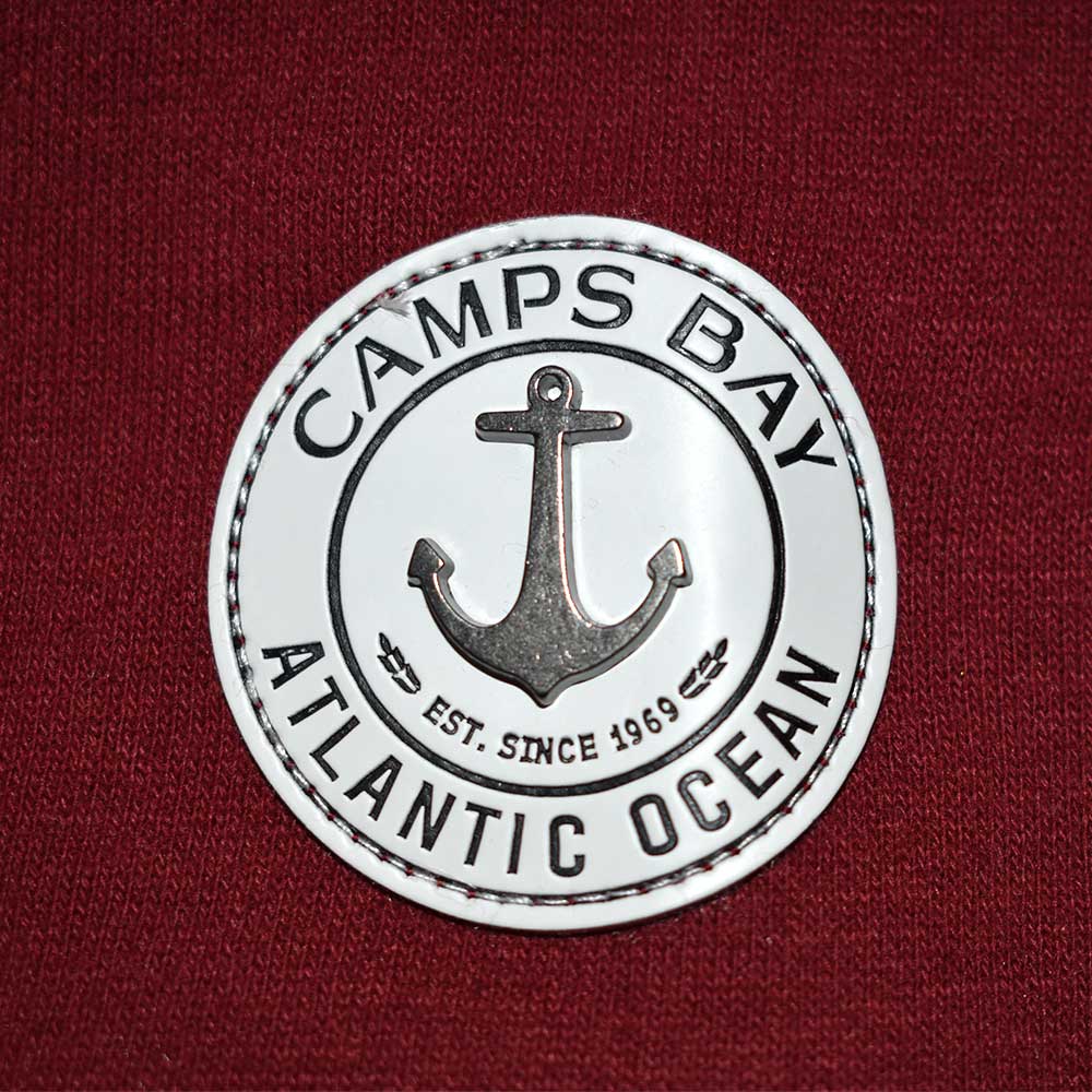 Weibliches Model mit CAMPS BAY Sweatjacke in Burgundy