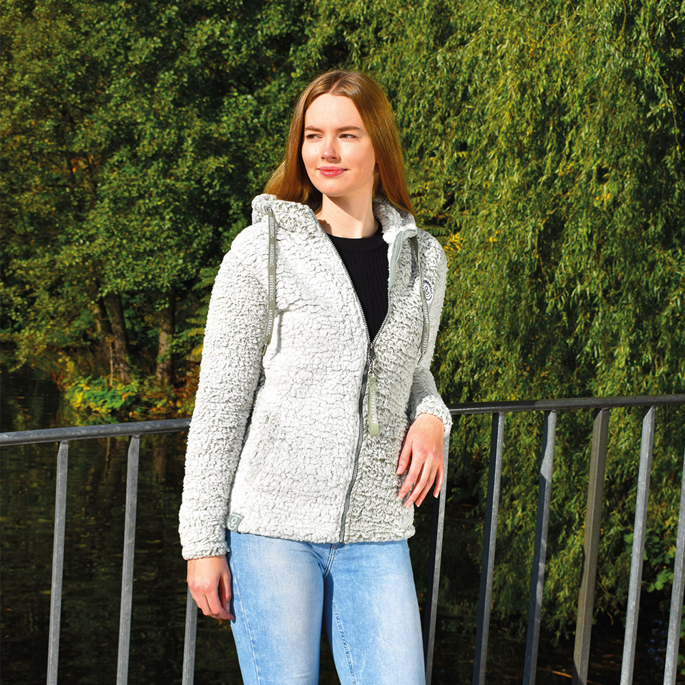 Weibliches Model mit ANKERBRAUT Teddyfleece-Jacke in Shadow