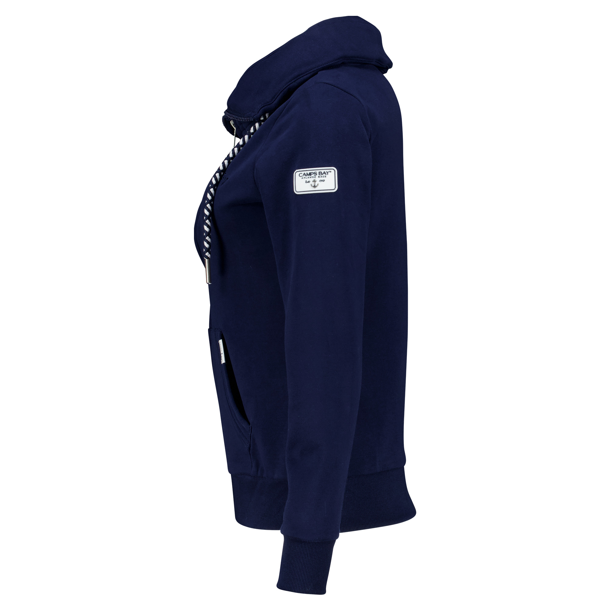 Weibliches Model mit CAMPS BAY Sweatjacke in Maritime Blue