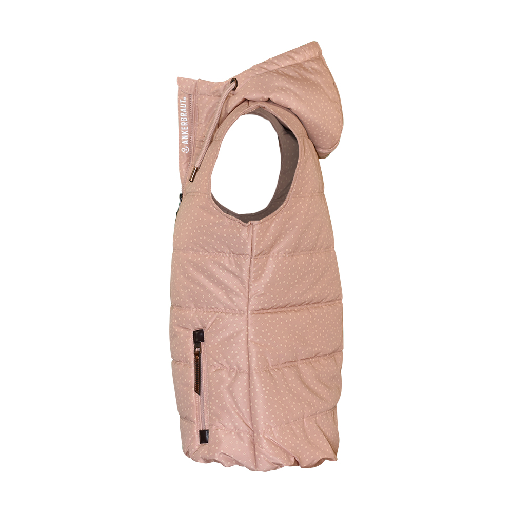 Weibliches Model mit ANKERBRAUT Weste in Rose