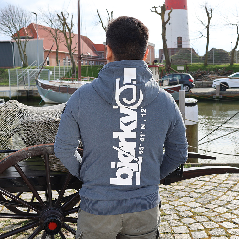 Männliches Model mit Björkvin Sweatjacke in Ombre Blue