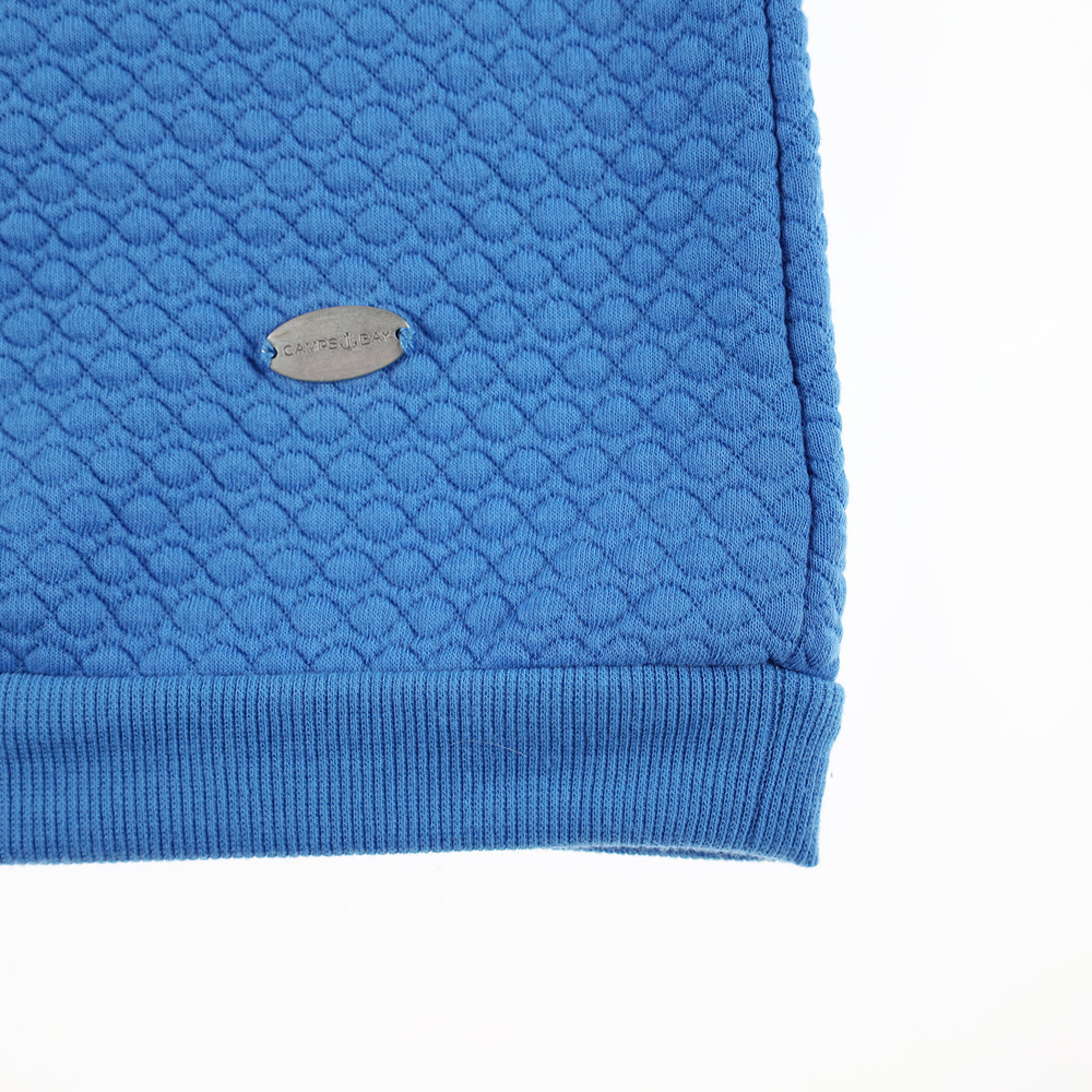 Weibliches Model mit CAMPS BAY Shirt in Blue