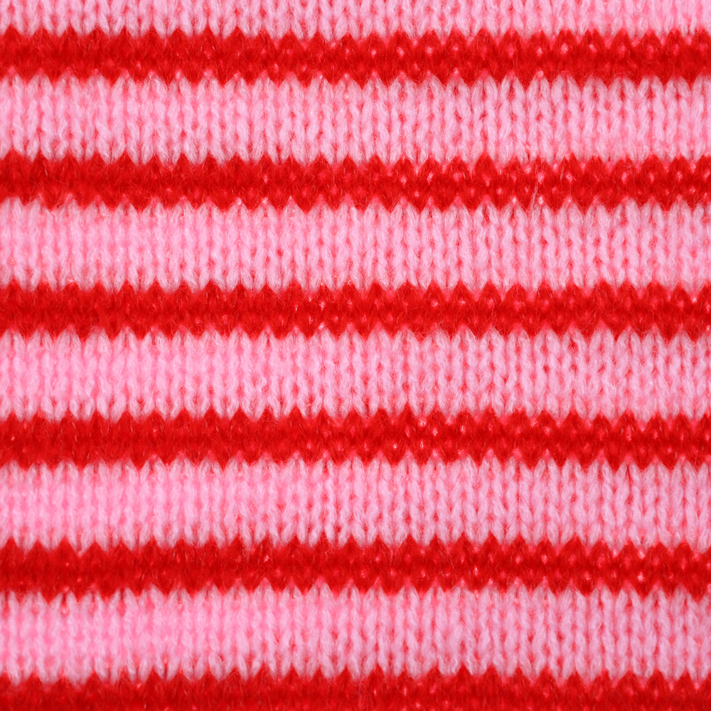 Weibliches Model mit Rock Your Day Strickjacke 