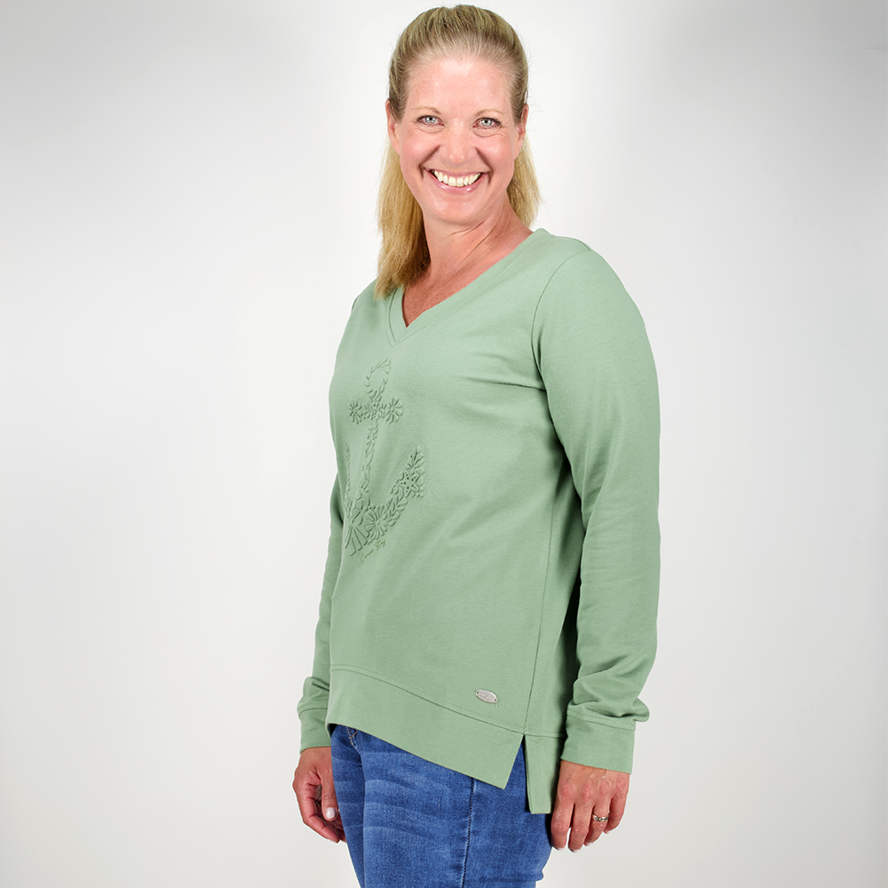 Model mit CAMPS BAY Shirt in Hedge Green