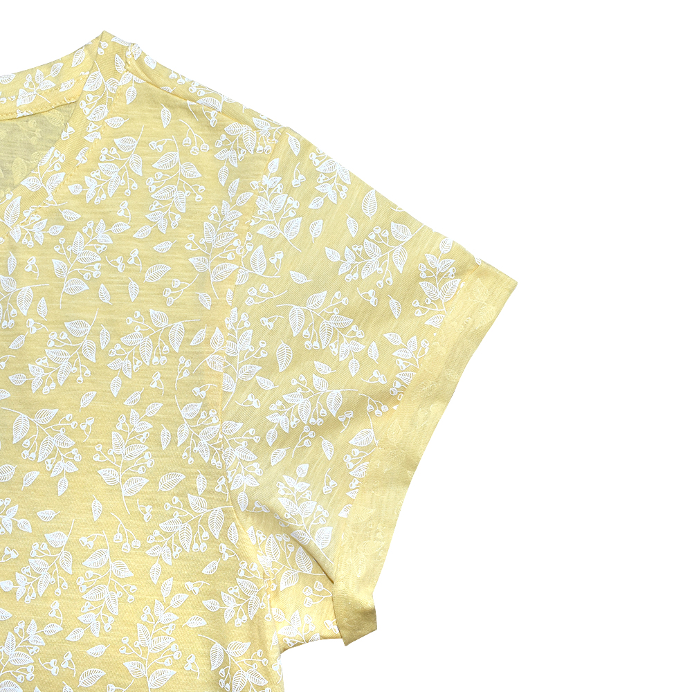 Weibliches Model mit CAMPS BAY Shirt in Pale Banana