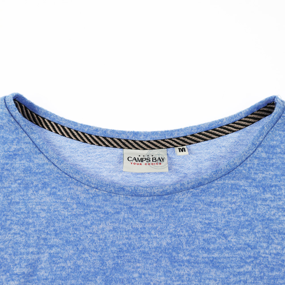 Weibliches Model mit CAMPS BAY Shirt in Azure Blue Marl