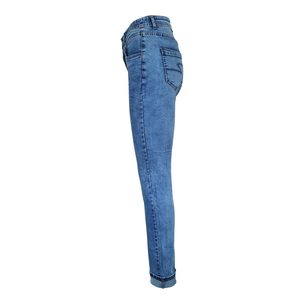 Weibliches Model mit CAMPS BAY Jeans in mblue