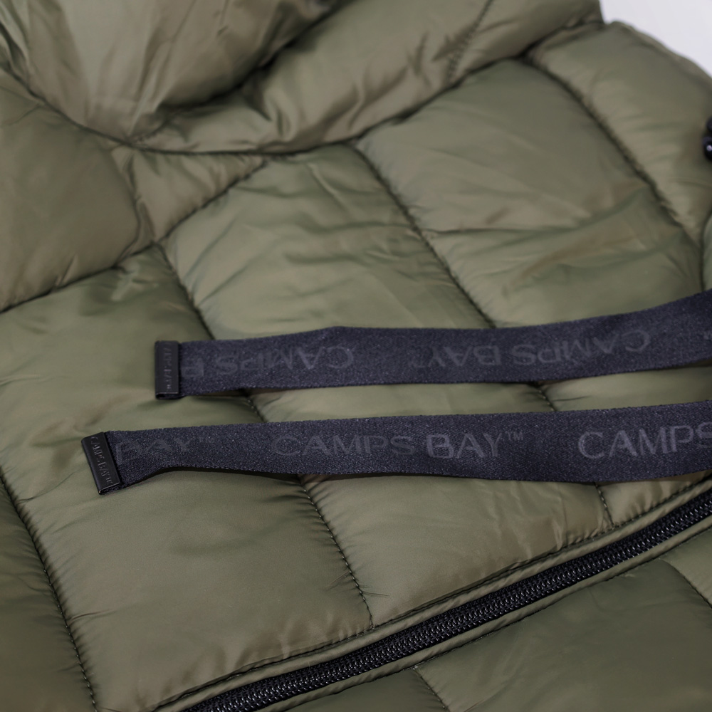 Weibliches Model mit CAMPS BAY Steppjacke in Olive Night
