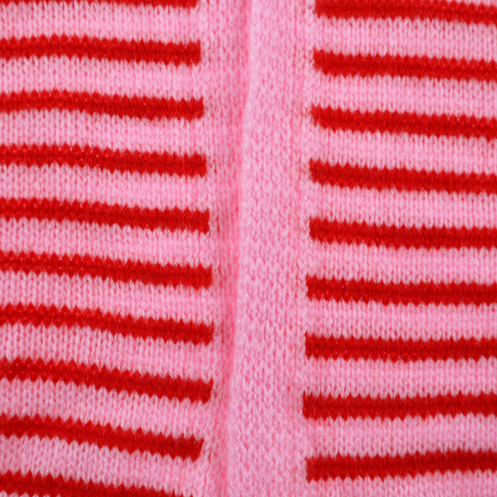 Weibliches Model mit Rock Your Day Strickjacke 