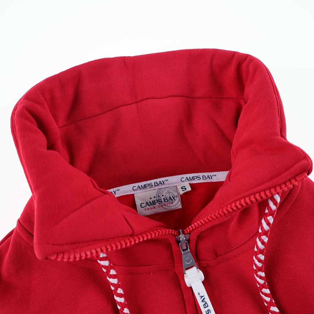 Weibliches Model mit CAMPS BAY Sweatjacke in Savvy Red