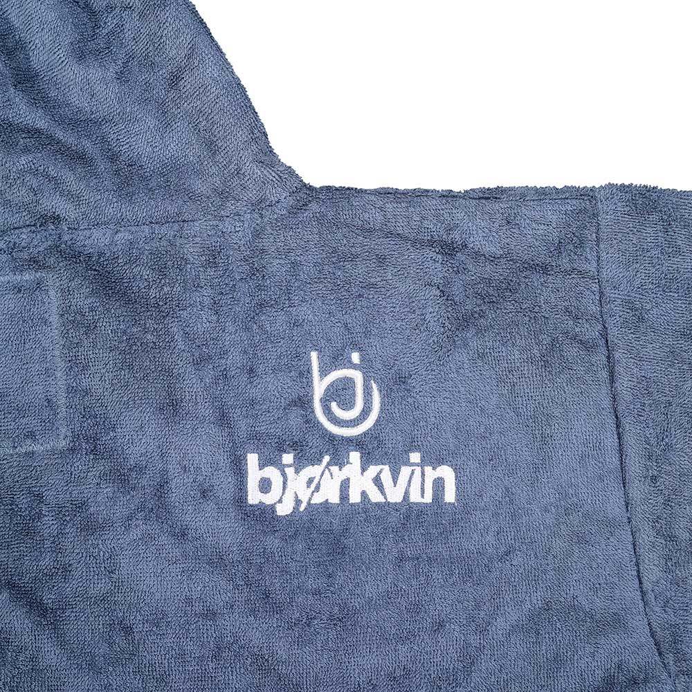 Männliches Model mit Björkvin Beach-Poncho in Grey-Blue