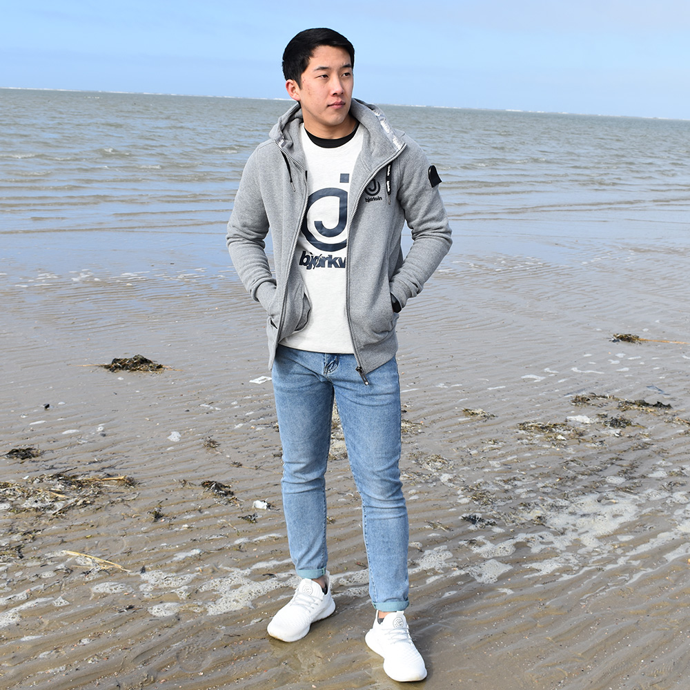 Männliches Model mit Björkvin Sweatjacke in Silver Melange