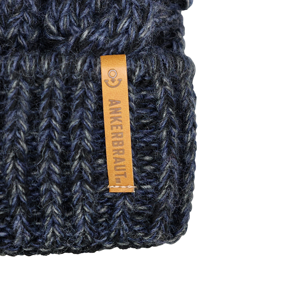 Weibliches Model mit ANKERBRAUT Mütze in Navy