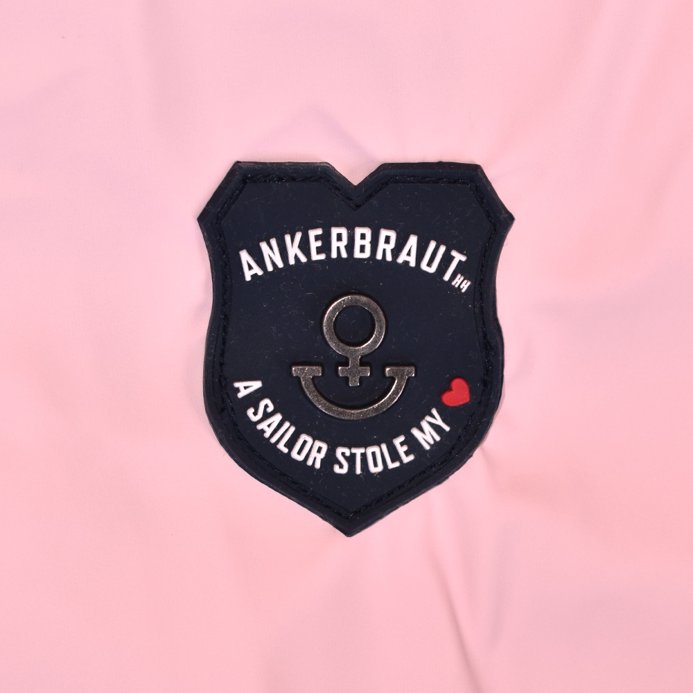 Weibliches Model mit ANKERBRAUT Wetterjacke in Potpourri-Rose