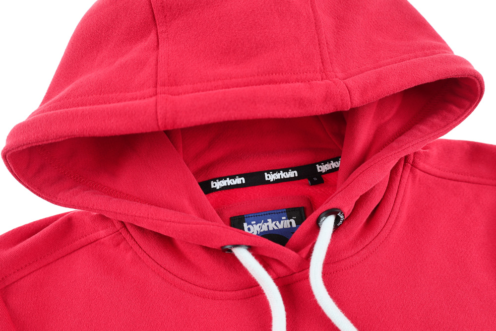 Männliches Model mit Björkvin Hoodie in Rot