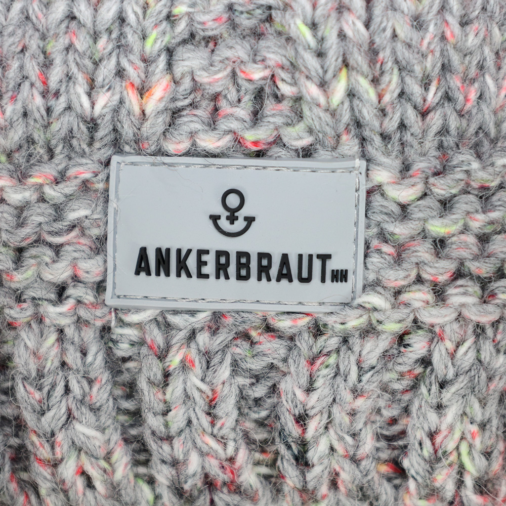 Weibliches Model mit ANKERBRAUT Mütze in Silver