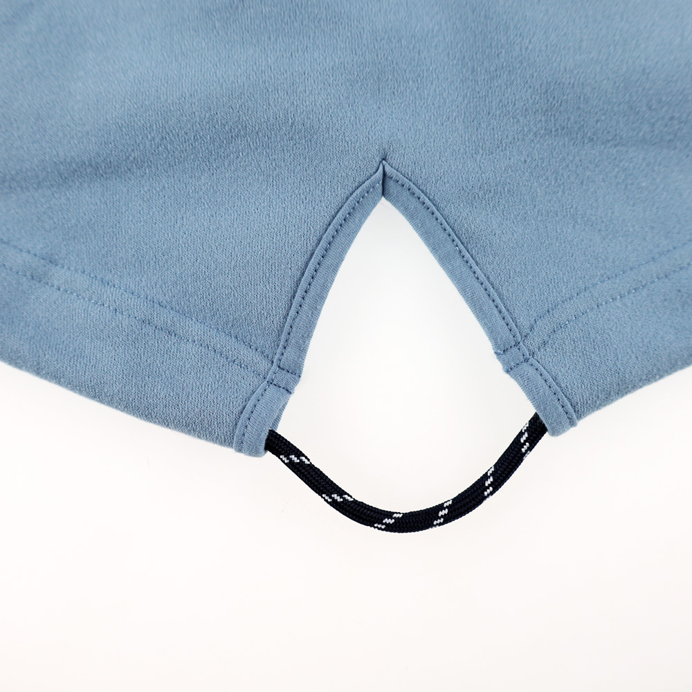 Weibliches Model mit ANKERBRAUT Sweatjacke in Forever Blue