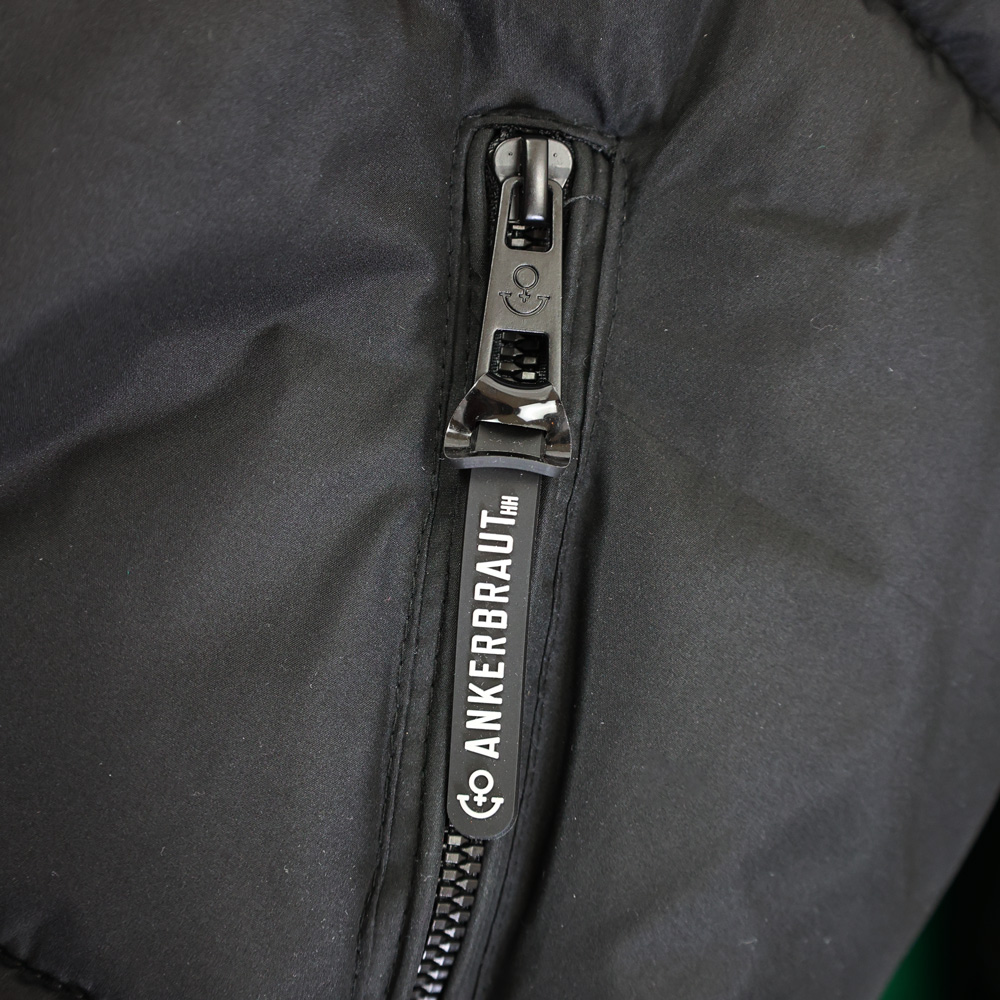 Weibliches Model mit ANKERBRAUT Long-Weste in Schwarz