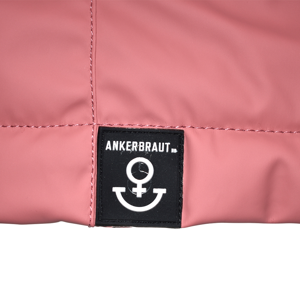 Weibliches Model mit ANKERBRAUT Wetterjacke in Dusty Rose