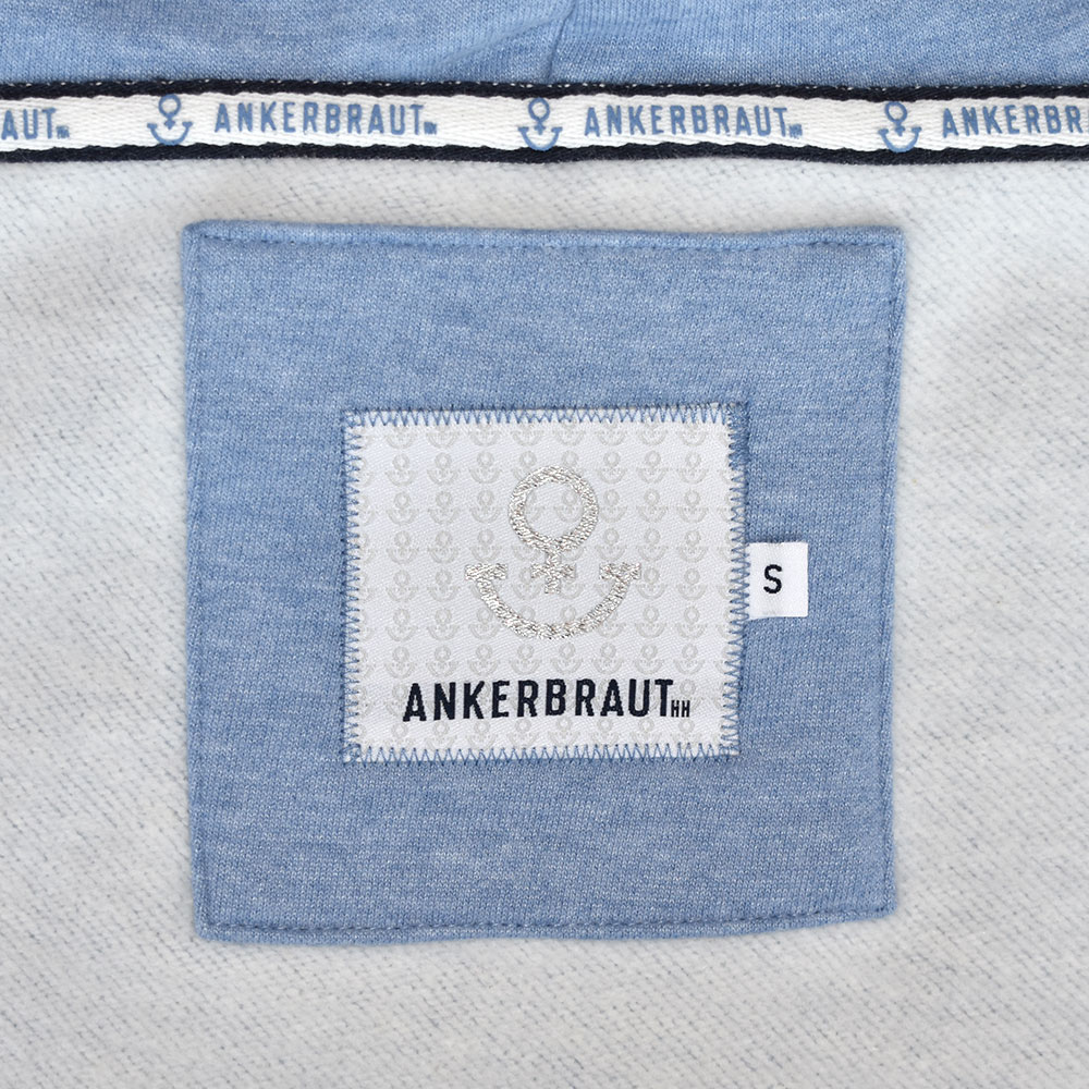 ANKERBRAUT Hoodie "...und vergiss nicht, glücklich zu sein" Weibliches Model mit ANKERBRAUT Hoodie in Blue Melange