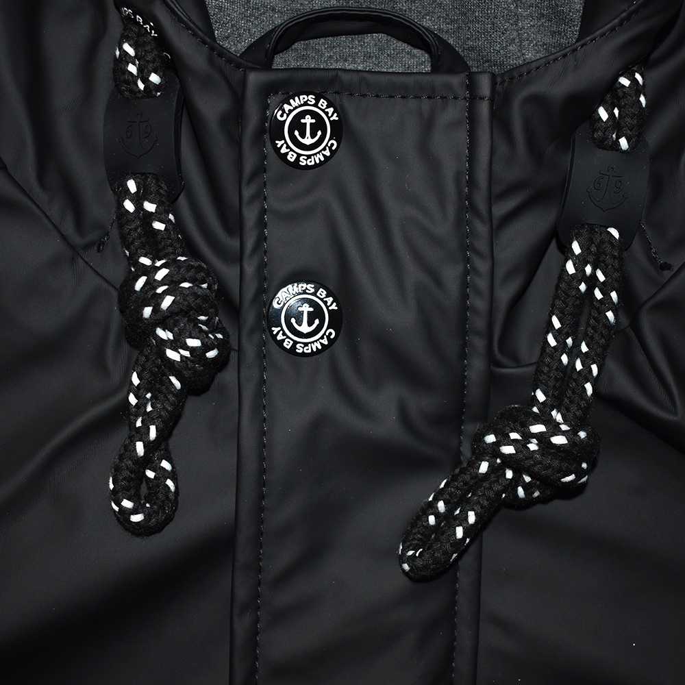 Männliches Model mit CAMPS BAY Wetterjacke in Schwarz