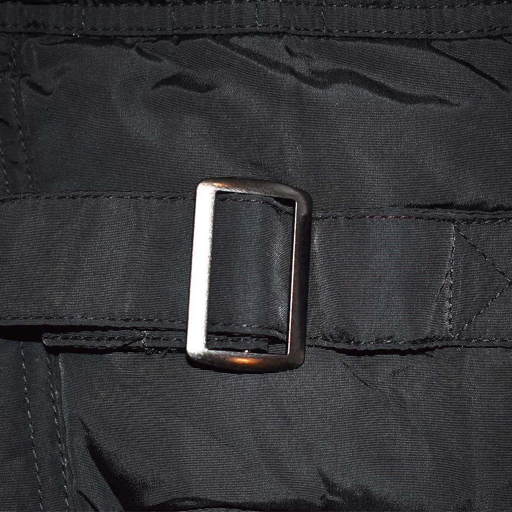 Weibliches Model mit CAMPS BAY Jacke in Schwarz