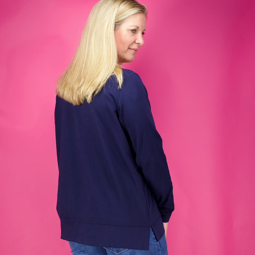 Model mit CAMPS BAY Shirt in Maritime Blue