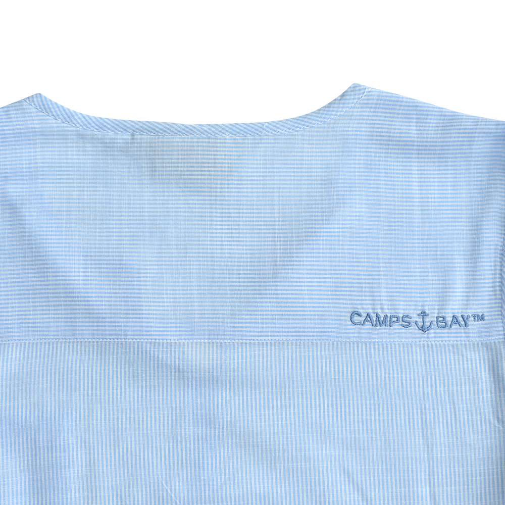 Weibliches Model mit CAMPS BAY Bluse in White-Light Blue