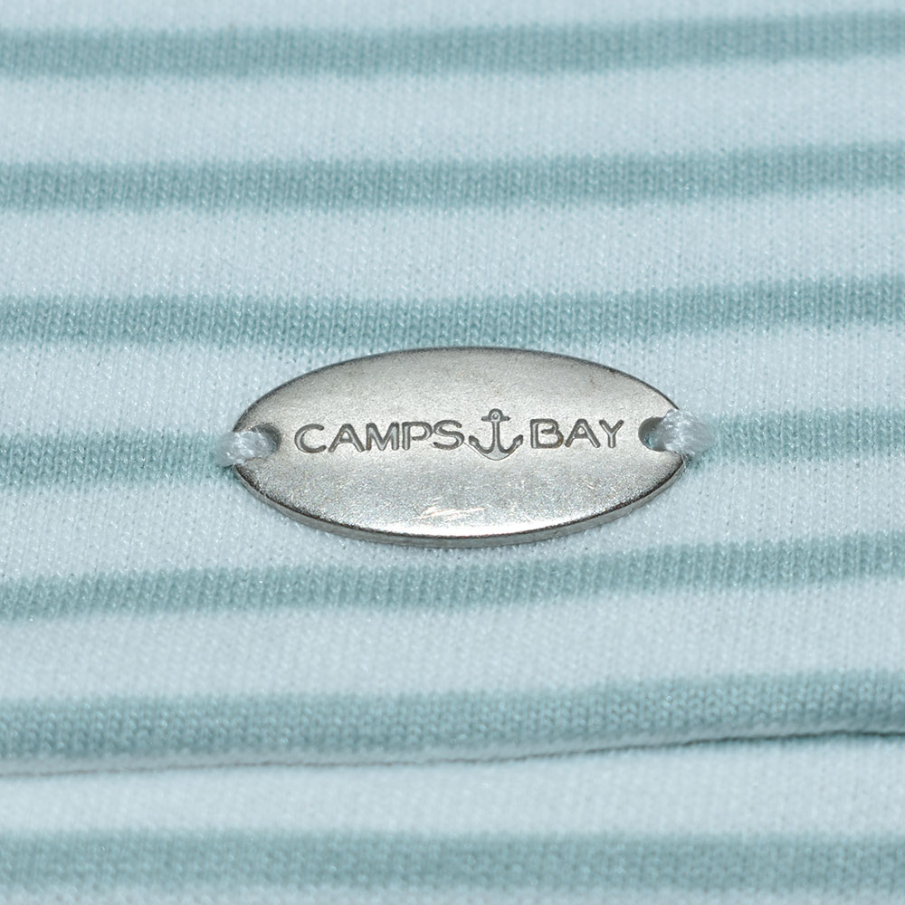 Weibliches Model mit CAMPS BAY Hoodie in Mint-Weiss