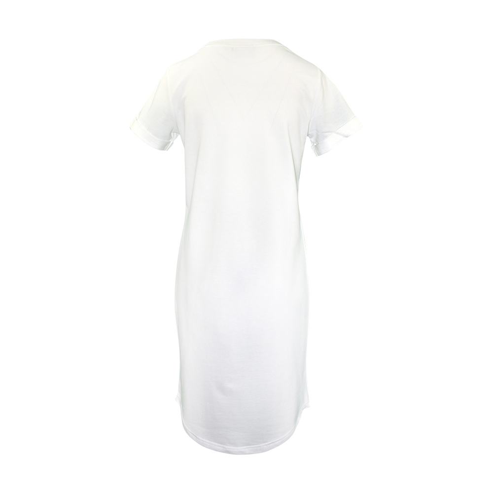 Weibliches Model mit CAMPS BAY Strandkleid in Cloud Dancer Offwhite
