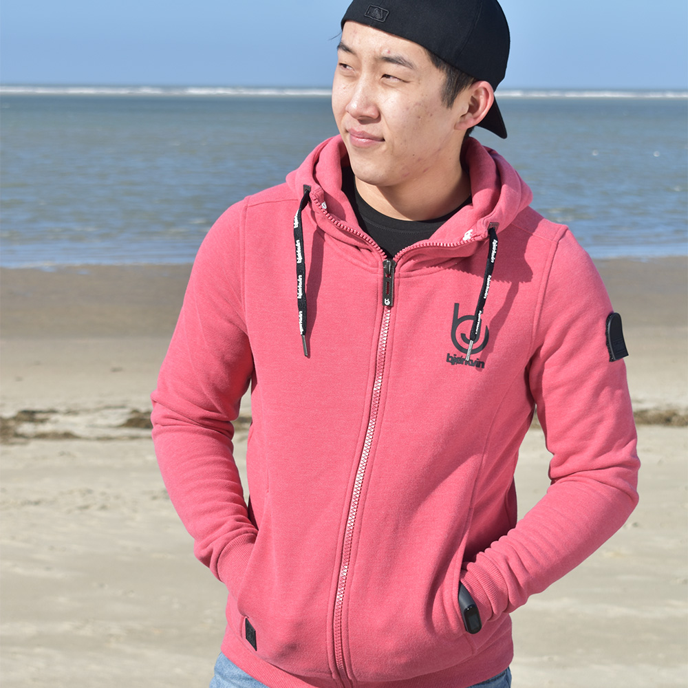 Männliches Model mit Björkvin Sweatjacke in Red Melange