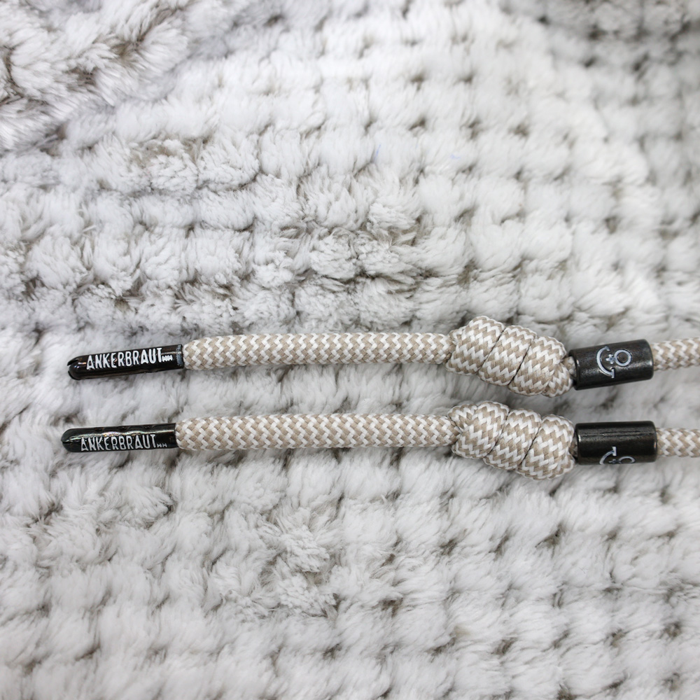 Weibliches Model mit ANKERBRAUT Plüschjacke in Dove