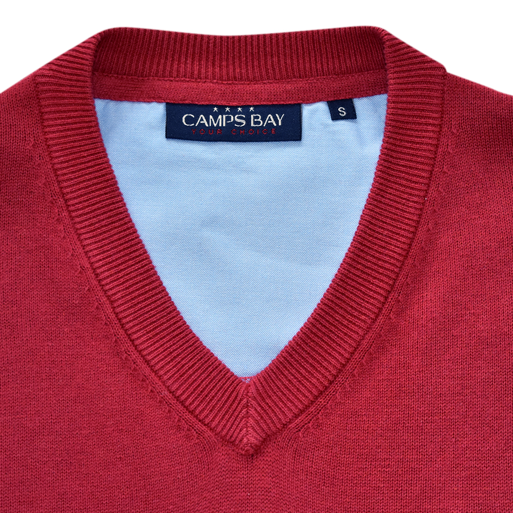 Männliches Model mit CAMPS BAY Pullover in Red