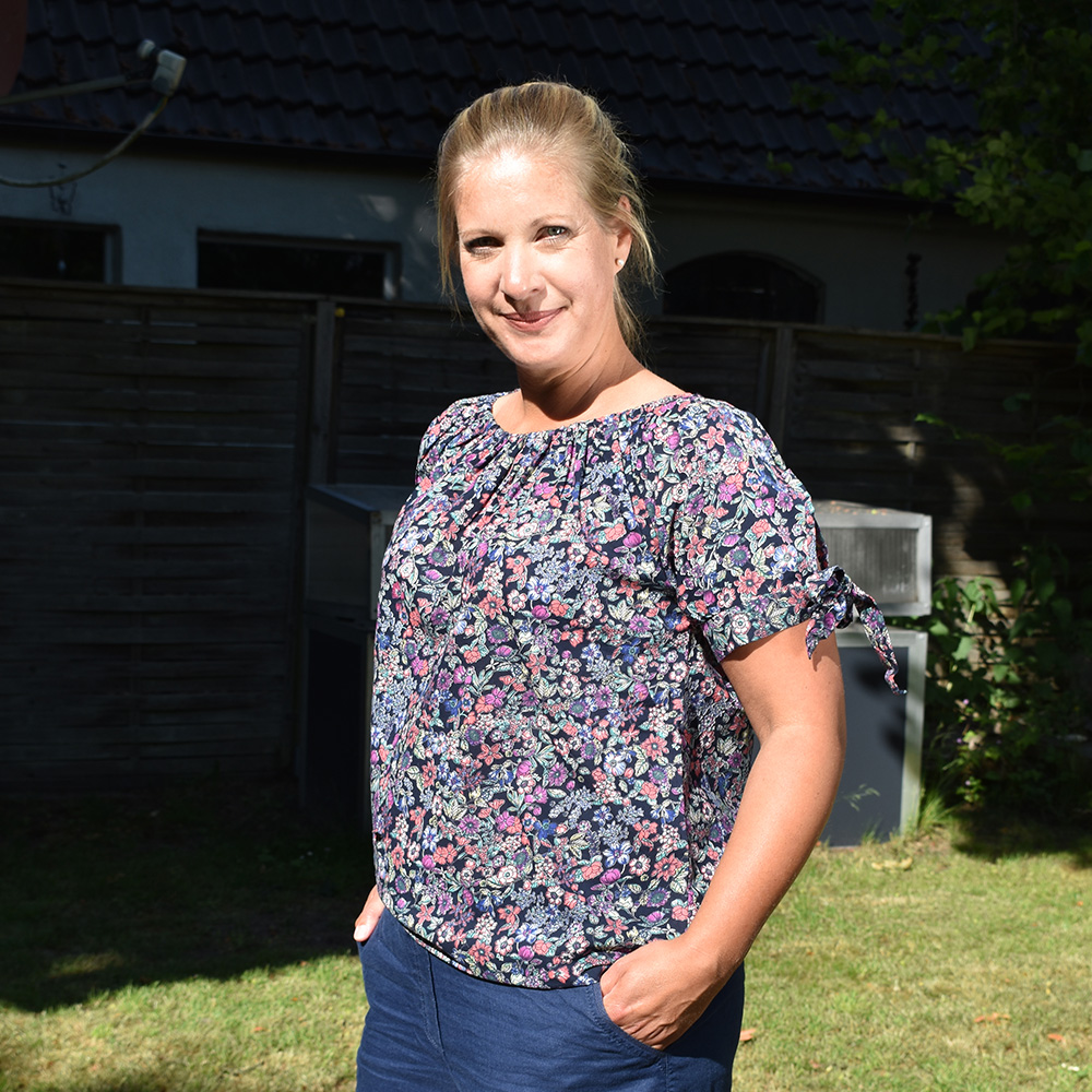 Weibliches Model mit CAMPS BAY Bluse in Navy