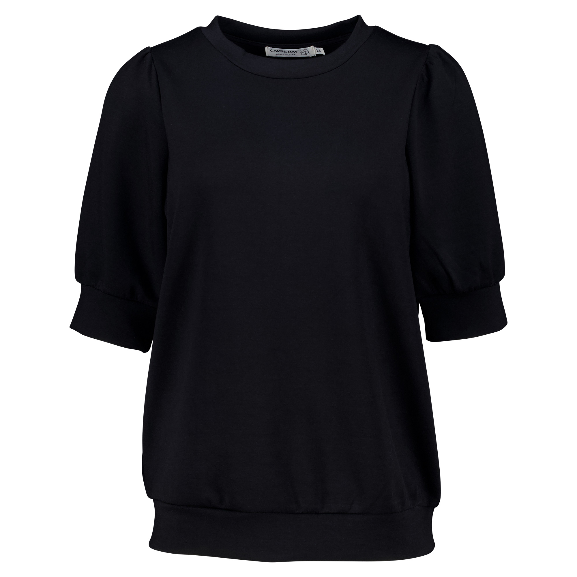 Weibliches Model mit CAMPS BAY Shirt in Schwarz