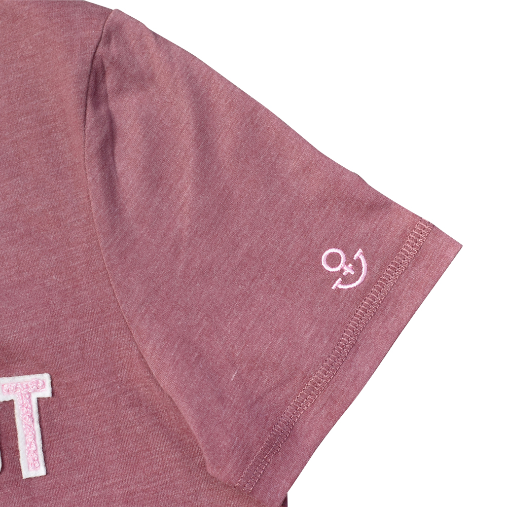 Weibliches Model mit ANKERBRAUT T-Shirt in Rose Brown
