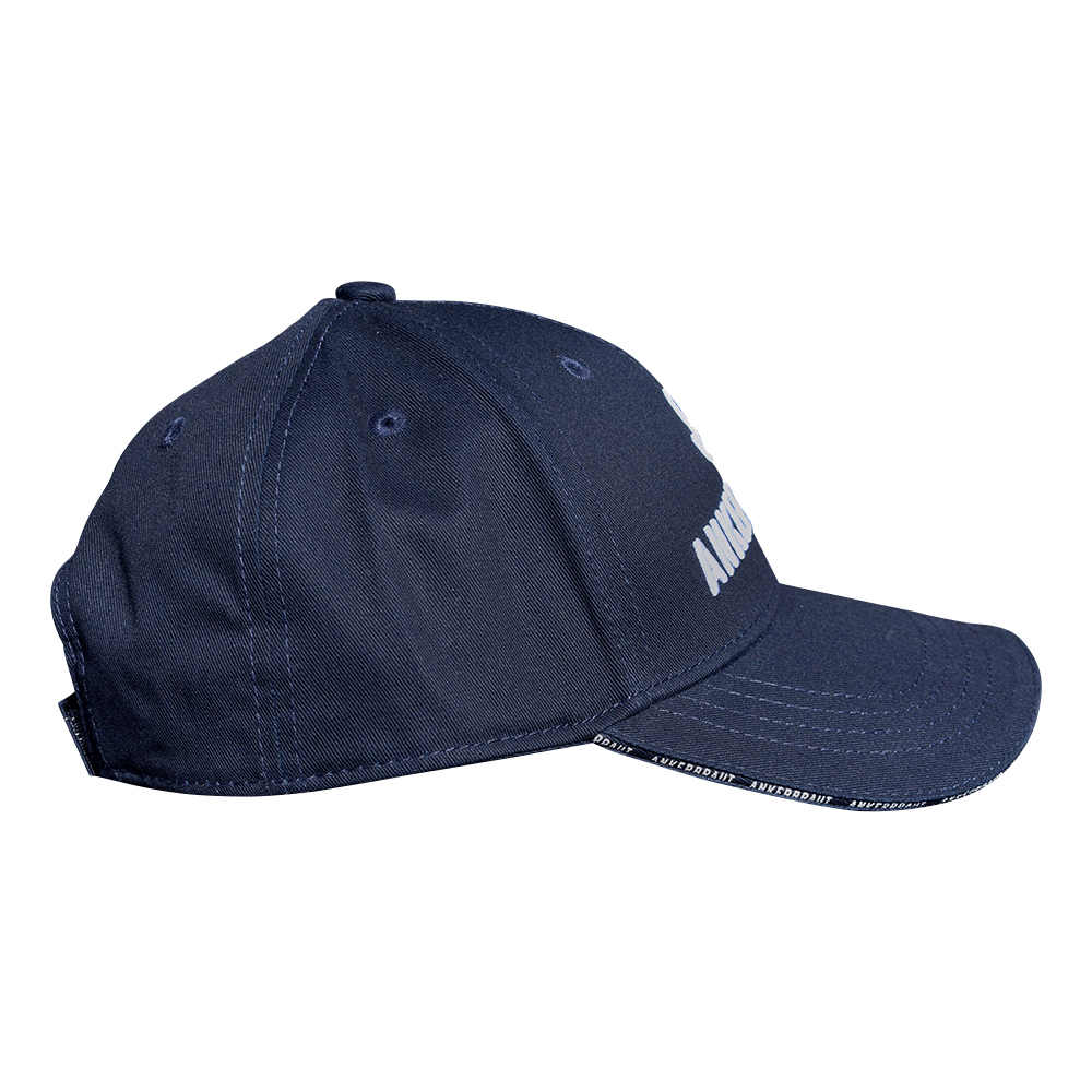 Weibliches Model mit ANKERBRAUT Cap in Navy