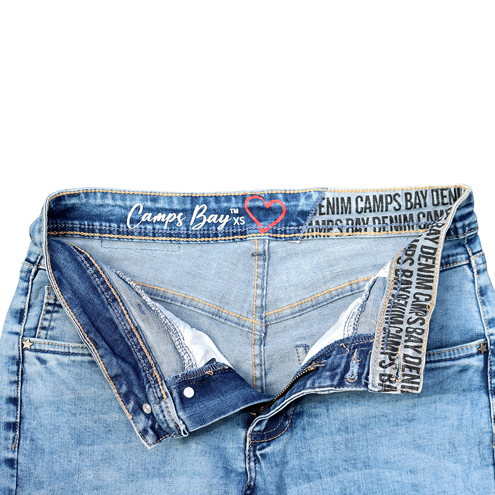 Weibliches Model mit CAMPS BAY Jeans in mblue