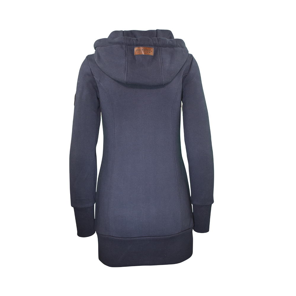 Weibliches Model mit ANKERBRAUT Long Sweatjacke in Total Eclipse Melange 