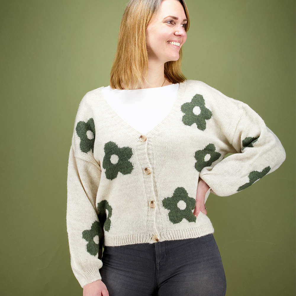 Weibliches Model mit Küstenzauber Strickjacke in Beige Flower